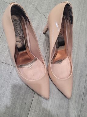 Ted Baker Nude Heel With Gold Bow Accent Pumps,size 38.5